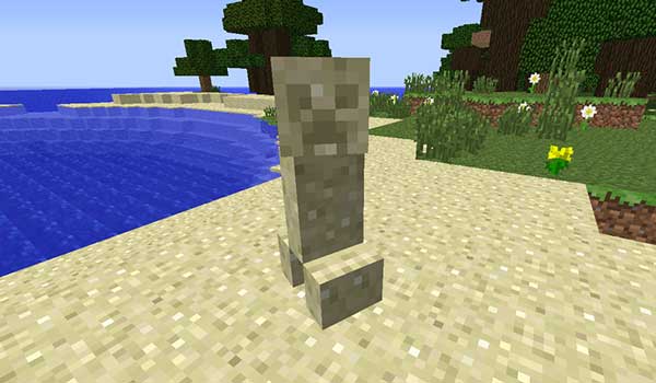 Image where we can see a Creeper camouflaging on the sand blocks of a beach, thanks to the Camouflaged Creepers Mod.