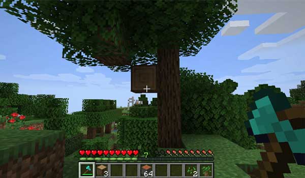 Image where we see a player about to cut down a tree thanks to the Falling Tree mod.