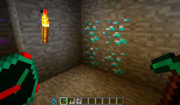 Image where we can see how a player has found diamonds thanks to the compasses offered by the Advanced Finders mod.